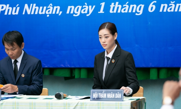 Hoa hậu Khánh Vân diện vest thanh lịch, hóa thân thành hội thẩm nhân dân trong phiên tòa giả định