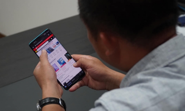 CEO Thế Giới Di Động đăng loạt hình điện thoại Oneplus giữa tâm bão ra mắt Samsung Note 20