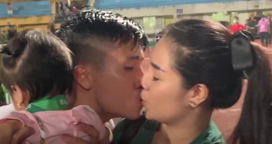 Bùi Tiến Dũng hôn vợ say đắm trên sân Hàng Đẫy, xóa sạch nghi vấn chia tay
