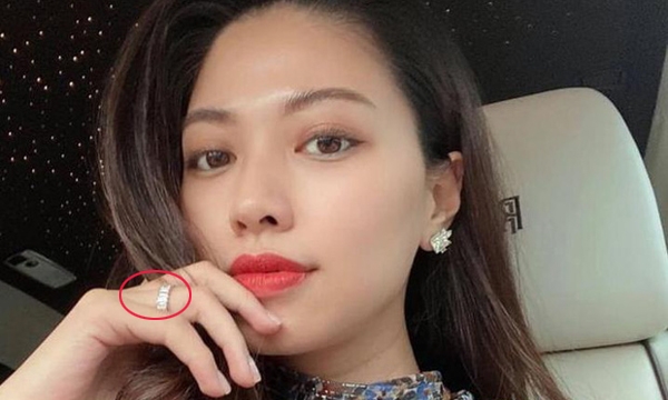 BTV Ngọc Trinh đăng ảnh selfie xinh đẹp, khoe khéo nhẫn kim cương sau thời gian dài 'ở ẩn'