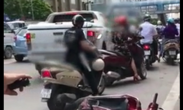 VIDEO: Vợ chặn xe bắt quả tang ngoại tình, chồng ngăn cản ngăn cản để 'tuesday' xách guốc chạy
