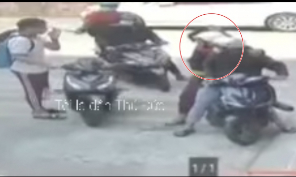 VIDEO: Nhóm học sinh ở TP HCM cầm gậy đập tới tấp vào người và xe của bạn gây phẫn nộ