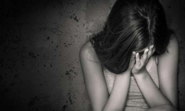 Đi một mình về nhà giữa đêm, bé gái 13 tuổi bị cưỡng hiếp