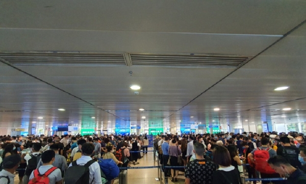 Sân bay Tân Sơn Nhất đông nghẹt người dịp cuối tuần