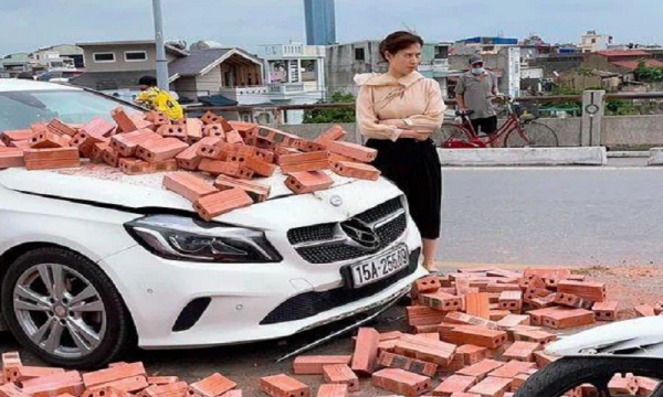 Cái kết có hậu vụ nữ tài xế Mercedes bất lực nhìn xế sang bị xích lô chở gạch đâm trúng