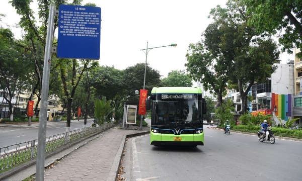 Bắt gặp xe buýt điện VinBus chạy thử trên phố Hà Nội