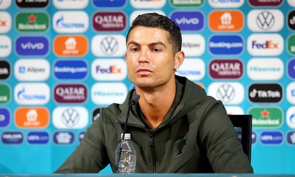 Ronaldo gạt bỏ chai Coca trên bàn họp báo, 'thổi bay' 4 tỷ USD vốn hóa Coca-Cola