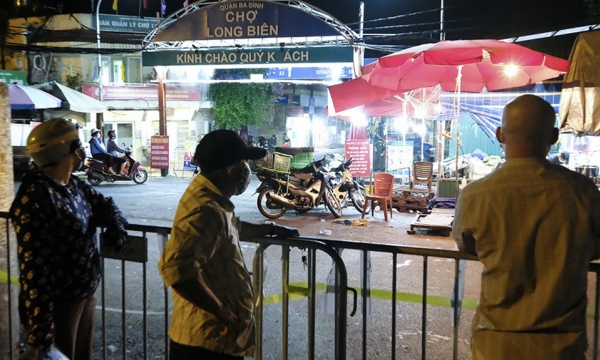 Phong tỏa chợ Long Biên