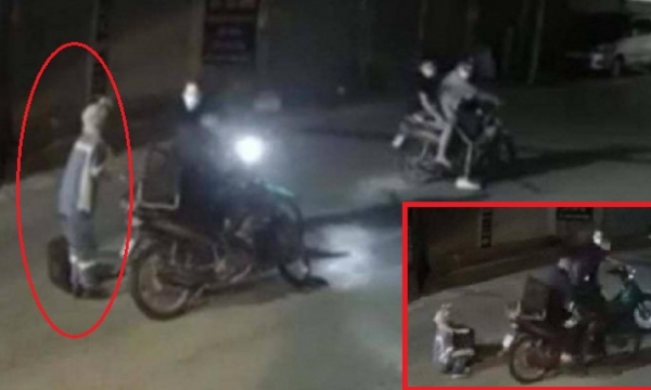 Clip nữ công nhân quét rác ở Hà Nội bị 4 tên cướp dí kiếm vào cổ, cướp xe máy