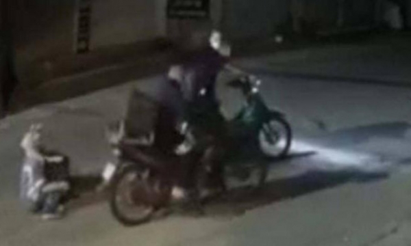 Nhiều người liên hệ tặng xe máy cho nữ lao công bị cướp ở Hà Nội