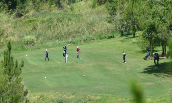 Giám đốc Sở Du lịch Bình Định đi chơi golf mùa dịch chính thức bị đình chỉ 30 ngày