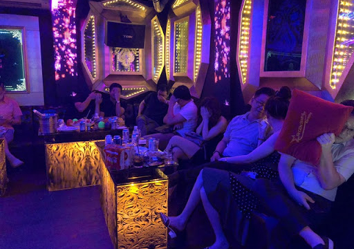 Hiệu trưởng, Hiệu phó và 2 giáo viên vào quán karaoke giữa mùa dịch