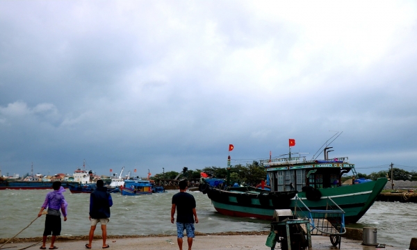 Cảnh khẩn trương ứng phó bão số 5 ở cảng cá lớn nhất tỉnh Thừa Thiên Huế