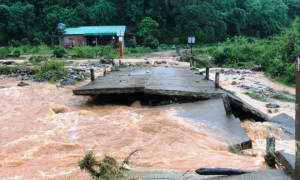 Tin mới nhất bão số 5: Một người chết, 59 căn nhà tốc mái