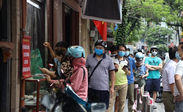 Buộc tiệm bánh trung thu Bảo Phương ở Hà Nội đóng cửa vì khách không giãn cách