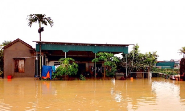 Ảnh: Lũ lụt ngập 700 căn nhà ở Nghệ An, người dân đi sơ tán