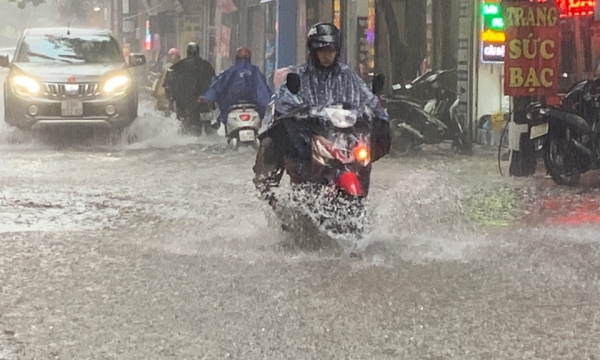 Cập nhật bão số 7 đổi hướng: Thanh Hóa chỉ đạo khẩn, Hà Nội đang mưa rất to
