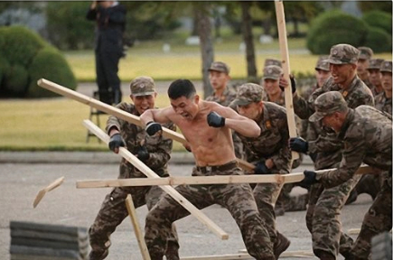 Đặc nhiệm Triều Tiên 'cơ bắp cuồn cuộn' khoe tài võ nghệ