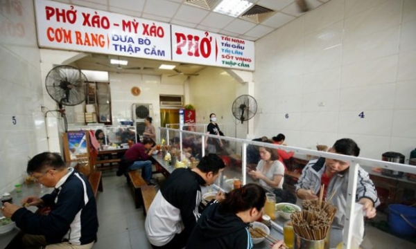 NÓNG: Hà Nội cho phép hàng quán mở cửa ăn, uống tại chỗ
