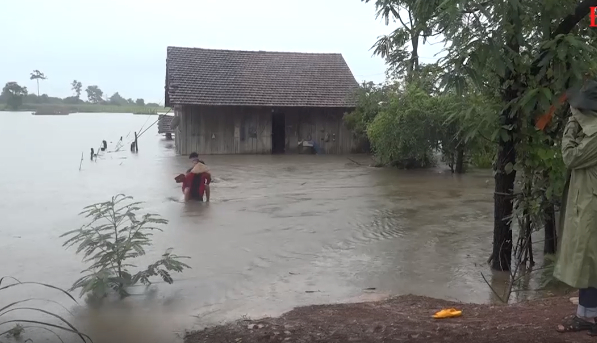 Mưa lũ ở miền Trung gây sat lở, ngập lụt ở nhiều nơi