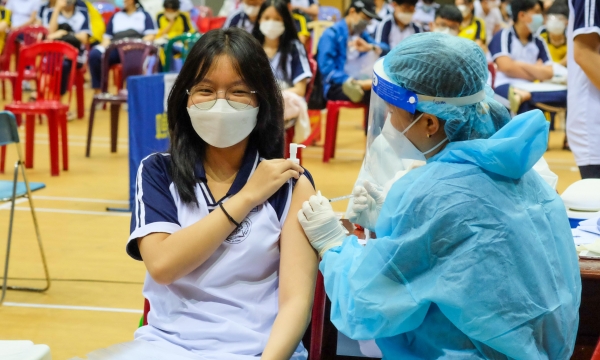 Nóng: Hà Nội phát hiện học sinh lớp 12 mắc Covid-19 từng đi tiêm vắc xin ở trường