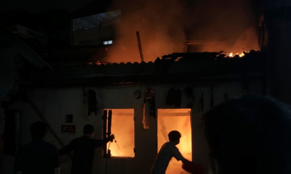 Tiếng nổ như bom trong đêm, căn nhà phố Định Công bốc cháy làm hàng chục người tháo chạy