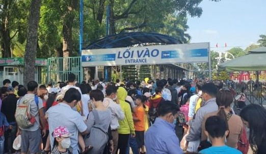 Người dân, du khách đổ về các khu vui chơi ở TP HCM