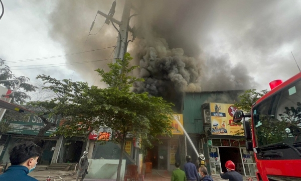 Hà Nội: Cháy lớn ở loạt cửa hiệu trên phố Nguyễn Xiển