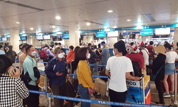 Sân bay Tân Sơn Nhất đông nghịt người trong ngày đầu nghỉ lễ