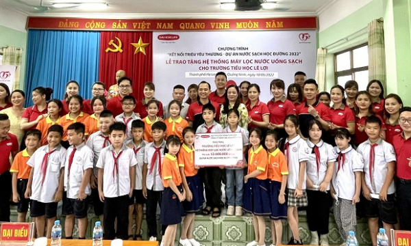 Dai-ichi Life Việt Nam tặng 2 hệ thống máy lọc nước uống sạch cho học sinh Quảng Ninh