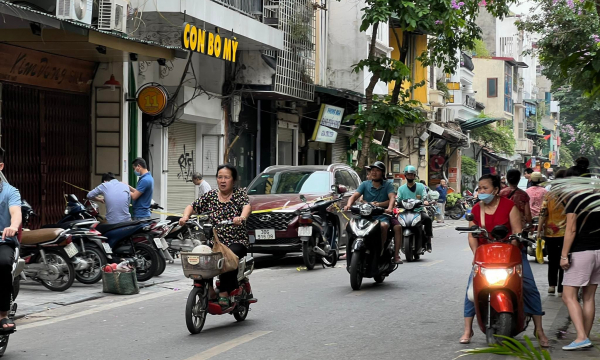Nghi vấn thanh niên cầm súng giải quyết mâu thuẫn trên phố cổ Hà Nội