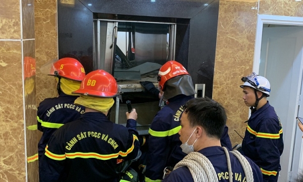 Tin mới nhất vụ rơi thang máy làm 2 người chết ở Hà Nội