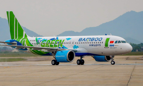 Máy bay Bamboo Airways bị bong lốp cao su trước khi hạ cánh xuống Nội Bài