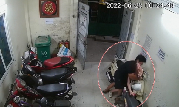 Video: Cô gái bị sàm sỡ ngay cửa phòng trọ ở Hà Nội khiến nhiều người khiếp sợ
