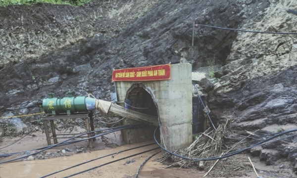Tìm kiếm công nhân bị lũ cuốn ở hầm thủy điện tại Điện Biên