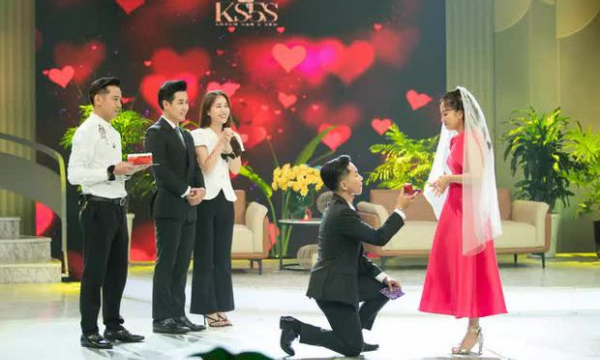Khánh Thi bật khóc khi được Phan Hiển quỳ gối cầu hôn