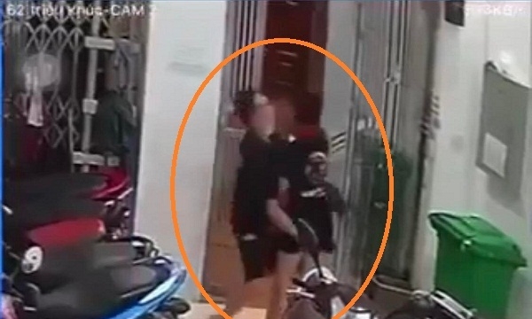 Clip: Kẻ biến thái xông vào nhà trọ sàm sỡ cô gái ở Hà Nội