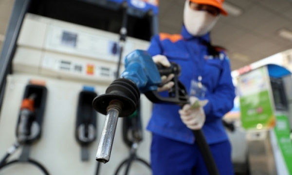 Giảm thêm gần 1.000 đồng, giá xăng về mốc 23.000 đồng/lít