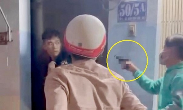 Xôn xao clip nam thanh niên cầm súng dọa bắn người ở TP HCM