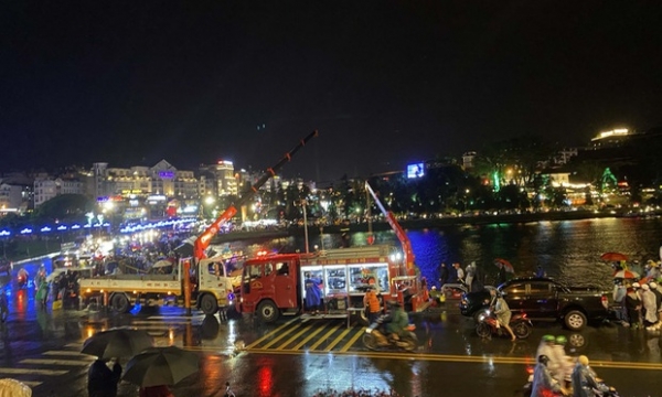 Tin mới nhất vụ ô tô chở 4 người lao xuống hồ Xuân Hương