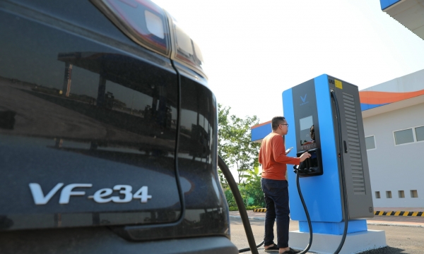 Người dùng xe điện VinFast có thể sạc tại trạm xăng Petrolimex