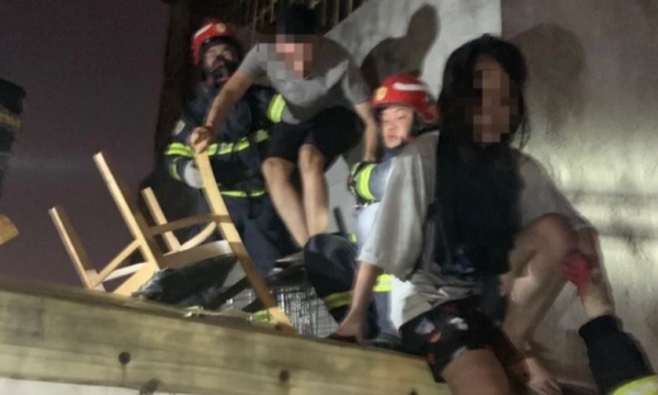 Cứu 11 người kẹt trong chung cư mini bị cháy ở Cầu Giấy