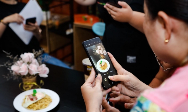 Xiaomi Việt Nam tặng smartphone Redmi A1 cho phụ nữ lập nghiệp lĩnh vực ăn uống