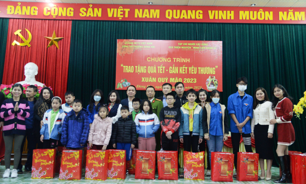 Tạp chí Người Xây dựng tặng quà Tết cho đồng bào nghèo và công nhân xây dựng gặp khó khăn
