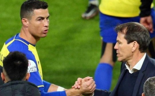 Cristiano Ronaldo chơi trò 'ném đá giấu tay'