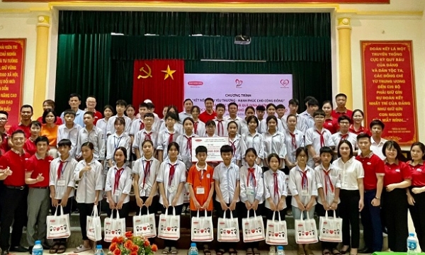 Dai-ichi Life Việt Nam tặng học bổng và quà dinh dưỡng cho học sinh có hoàn cảnh khó khăn tại Hà Nội