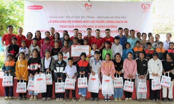Dai-ichi Life Việt Nam trao tặng hệ thống máy lọc nước uống sạch và quà cho học sinh vùng sâu vùng xa Quảng Nam