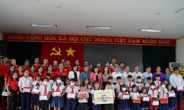 Dai-ichi Life Việt Nam trao tặng học bổng 200 triệu đồng cho học sinh đặc biệt khó khăn tại Long An