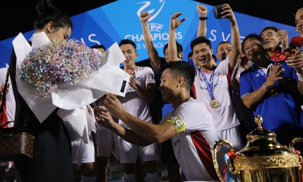 Bùi Tiến Dũng bất ngờ mang nhẫn kim cương cầu hôn Khánh Linh ngay sau khi vô địch V.League