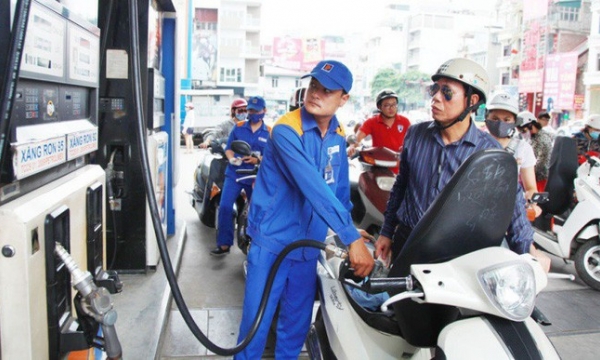 Giá xăng dầu giảm 'chạm đáy': PVN tính dừng mỏ, mua dầu thô
